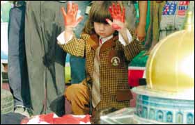 Παλαιστινιακή Αρχή - Γιορτή προνήπιων Αναπαράσταση από το λυντσάρισμα στη Ραμάλα το 2000: Κοριτσάκι 3-4 ετών με ματωμένες παλάμες όπως η διάσημη σκηνή
