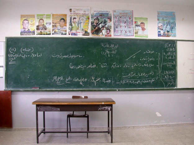 Μια τυπική αίθουσα διδασκαλίας σε ένα τυπικό παλαιστινιακό σχολείο, στην Tul Karem: Πορτρέτα μαρτύρων πάνω από τον πίνακα.