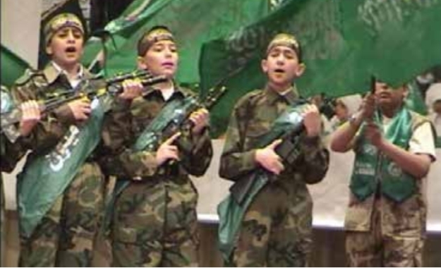 Καλοκαίρι 2016, Γάζα, παιδική κατασκήνωση (στην πραγματικότητα, τμήμα μεγαλύτερου στρατοπέδου εκπαίδευσης, όπου τα μεγαλύτερα παιδιά 13-18 εκπαιδεύονται σε πραγματικές συνθήκες πολεμικών τακτικών και αντάρτικου πόλης). Εδώ βλέπουμε νήπια ντυμένα μαχητές της Χαμάς σε σχολική παράσταση με θέμα 'Απαγωγές Ισραηλινών και τακτικές SWAT'.