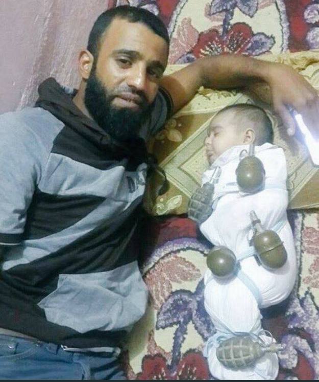Χαμάς πατέρας και μωρό: Χειροβομβίδες μαζί με τα γεννοφάσκια. Φωτογραφία από ΜΜΕ της Χαμάς, 2018. Τι να σχολιάσει κανείς, τώρα, σε αυτή την εικόνα;