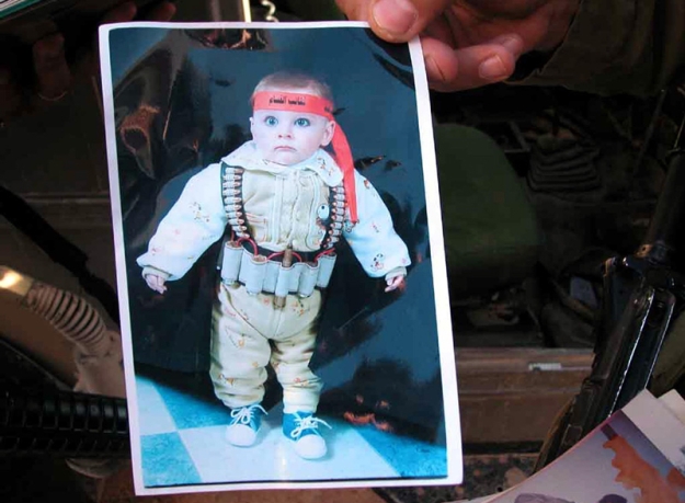 Χεβρώνα: Μωράκι Παλαιστινίων ντυμένο σαν βομβσιτής αυτοκτονίας, με ψεύτικο γιλέκο με εκρηκτικά, σφαίρες, πράσινη ταινία στο μέτωπο, όλο το σετ. Βρέθηκε σε σπίτι στελέχους της "Αντίστασης"