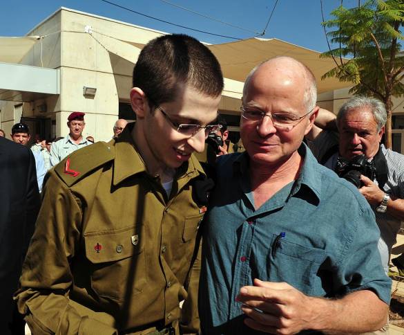 18/10/2011: 2011-10-18 - Ο μόλις απελευθερωμένος μετά από 5 χρόνια αιχμαλωσίας στα μπουντρούμια της ΧΑμάς στρατιώτης του IDF Gilad Shalit υναντά τον πατέρα του Naom Shalit στην βάση at Tel Nof Airbase [GettyImages 2011]