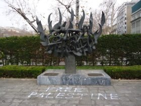2018-01-10 - Θεσσαλονίκη Μνημείο Ολοκαυτώματος Πλατεία Ελευθερίας - Βανδαλισμός με γκράφιτι Free Palestine - DTLulvhW4AI5fsi